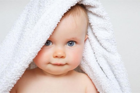 初乳很黄是不是不干净不可以喝？母乳怎么喂养天津捐卵宝宝？